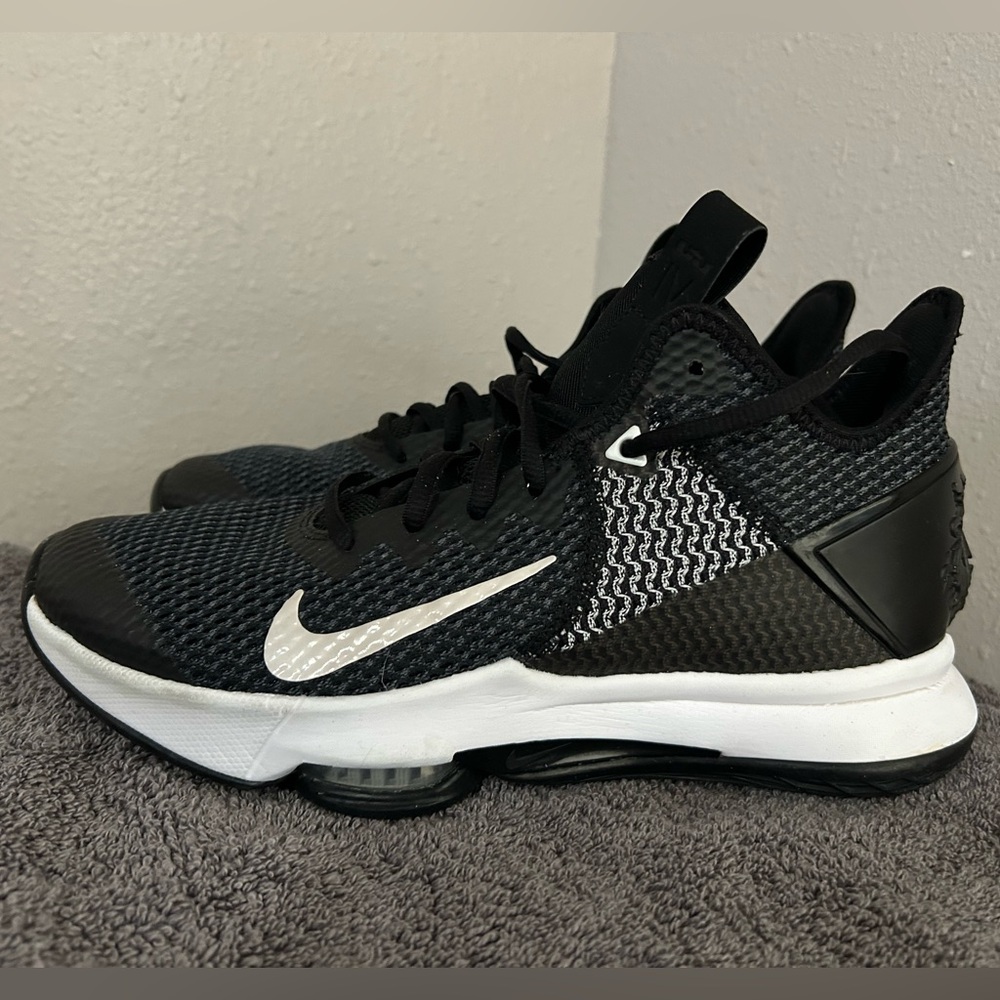 LeBron Witness IV 🌟⭐️🌟⭐️Size 8.5 in woman’s sizing